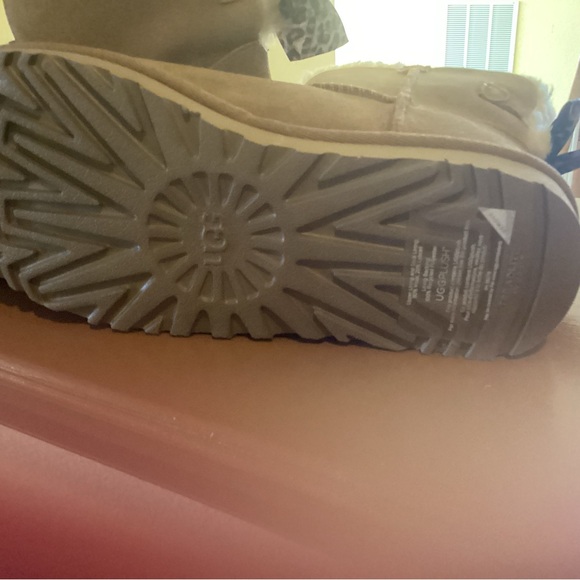 UGG Women Tan Boots with Leopard Bow NWT Bottom - Picture 3 of 3